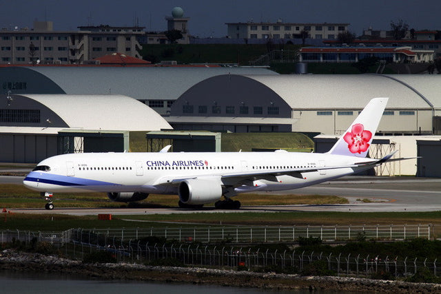 Phoenix China Airlines Airbus A350-900 B-18916 1/400 Aircraft Scale Model