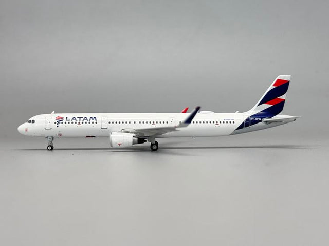 Phoenix LATAM Airbus A321-200 PT-XPQ 1/400 Aircraft Scale Model