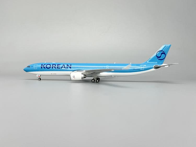 Phoenix Korean Air Airbus A330-300 HL8025 1/400 Aircraft Scale Model