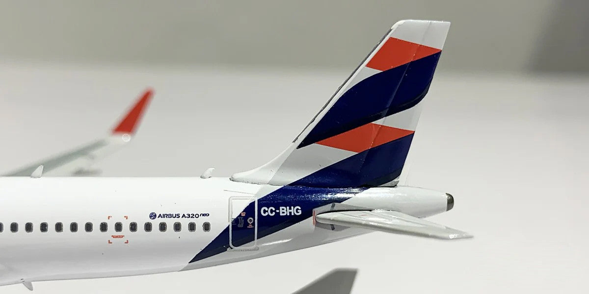 Phoenix Latam Airbus A320Neo CC-BHG 1/400 Aircraft Scale Model