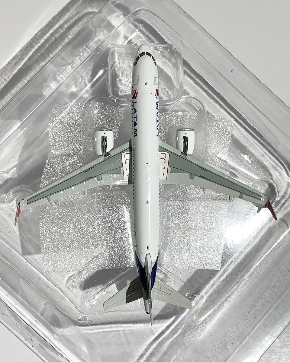 Phoenix Latam Airbus A320Neo CC-BHG 1/400 Aircraft Scale Model