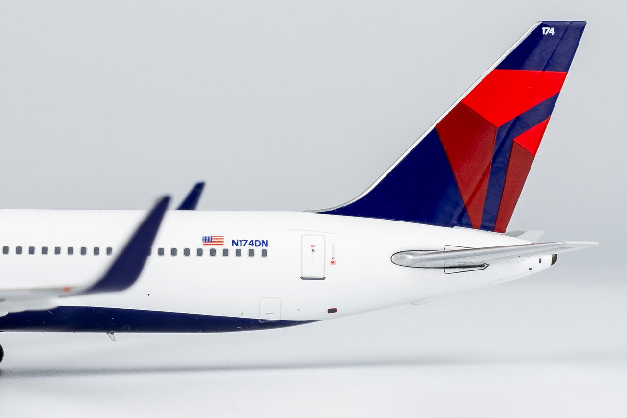 NG Models Delta Air Lines Boeing 767-300ER/w N174DN with PW4000 engines 1/400 Aircraft Scale Model