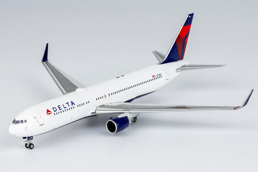 NG Models Delta Air Lines Boeing 767-300ER/w N174DN with PW4000 engines 1/400 Aircraft Scale Model