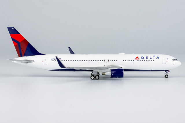 NG Models Delta Air Lines Boeing 767-300ER/w N174DN with PW4000 engines 1/400 Aircraft Scale Model
