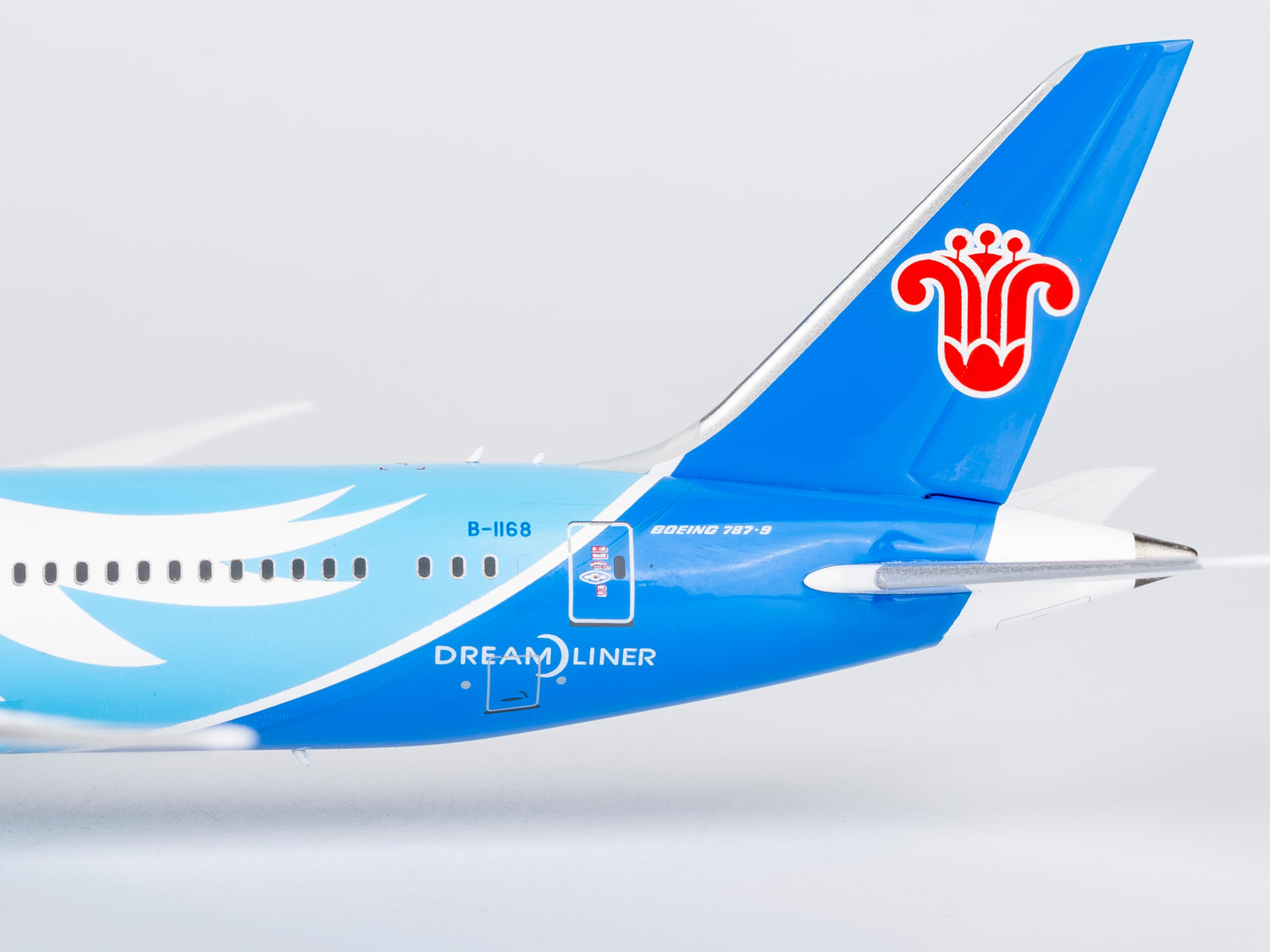 NG Models China Southern Airlines the 787th 787 ever delivered Boeing 787-9 Dreamliner B-1168 1/400 Scale