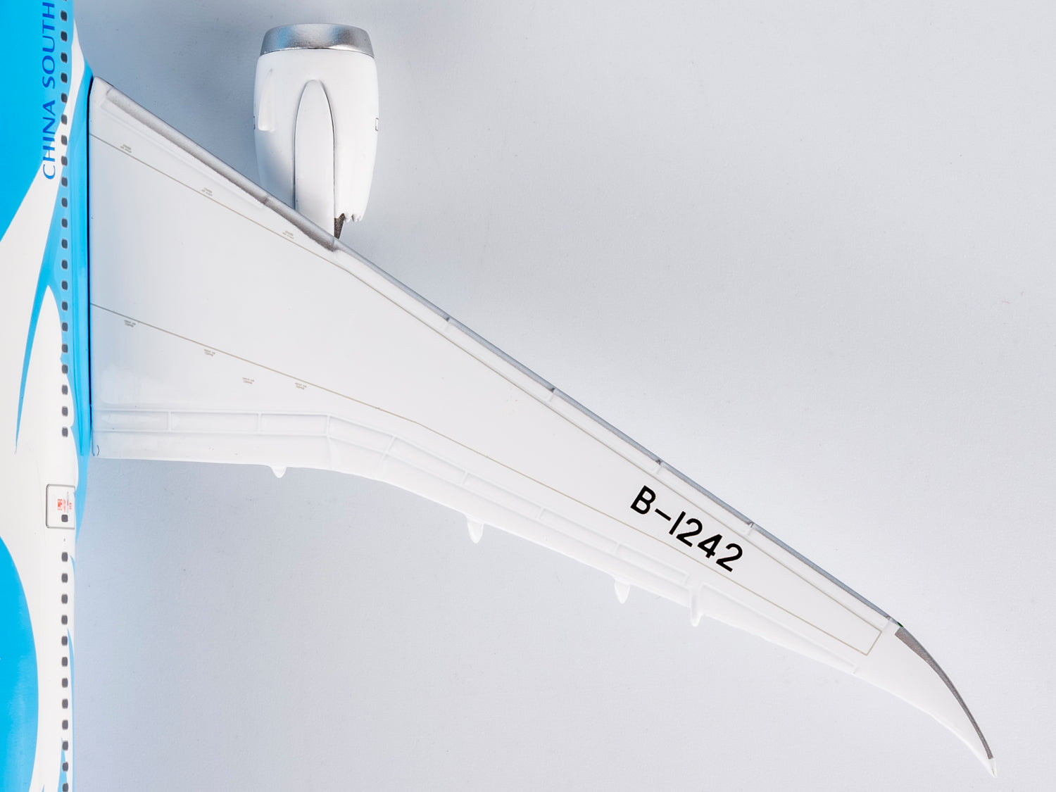 NG Models China Southern Airlines the 1st 787-9 introduced by CZ Boeing 787-9 Dreamliner B-1242 1/400 Aircraft Scale Model