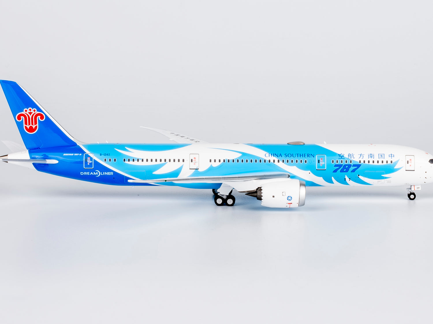 NG Models China Southern Airlines the 1st 787-9 introduced by CZ Boeing 787-9 Dreamliner B-1242 1/400 Aircraft Scale Model