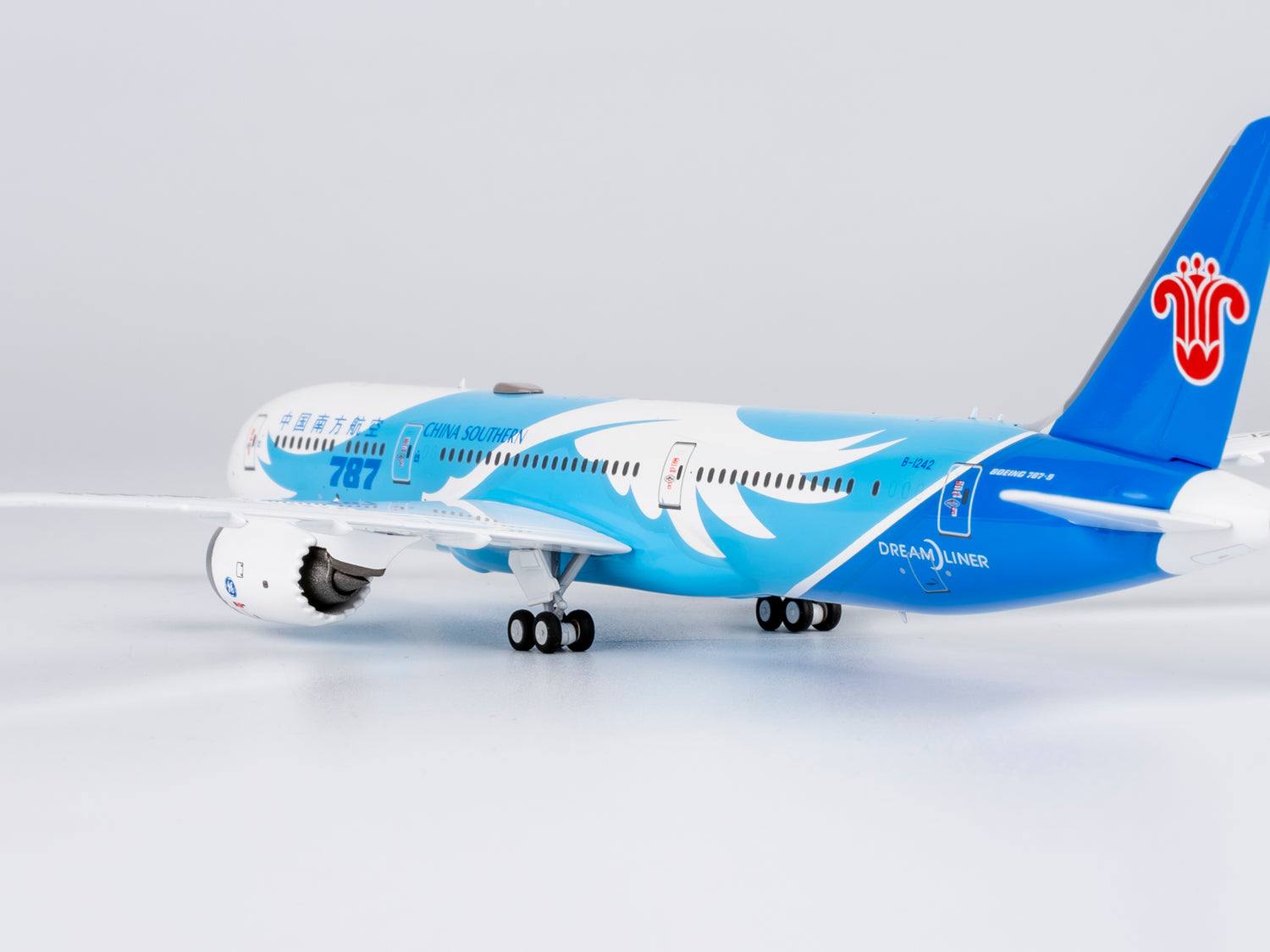 NG Models China Southern Airlines the 1st 787-9 introduced by CZ Boeing 787-9 Dreamliner B-1242 1/400 Aircraft Scale Model