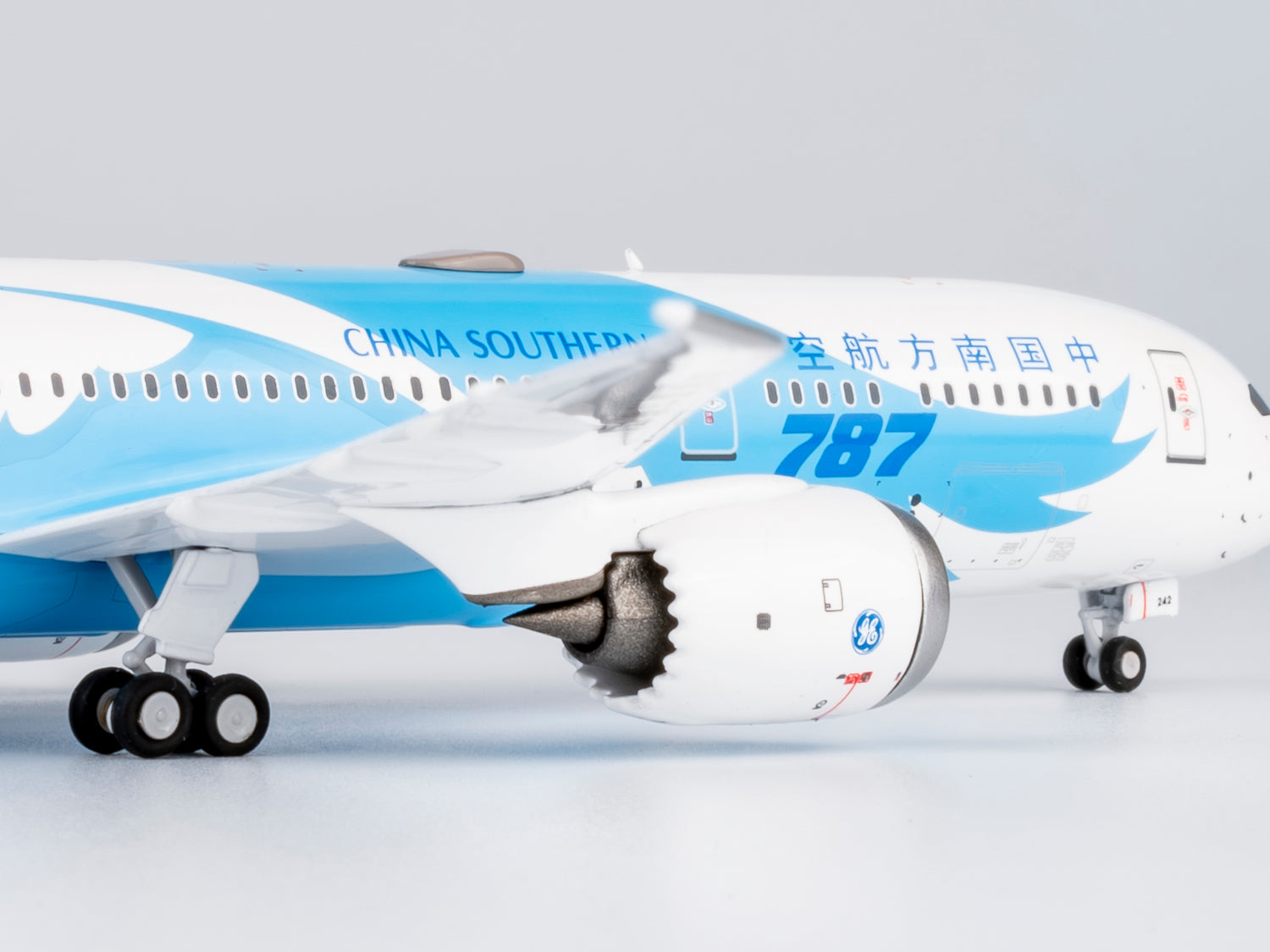 NG Models China Southern Airlines the 1st 787-9 introduced by CZ Boeing 787-9 Dreamliner B-1242 1/400 Aircraft Scale Model