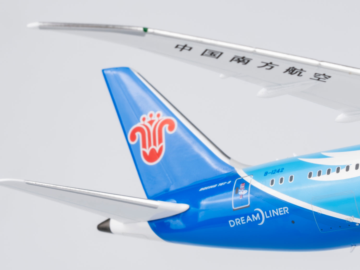NG Models China Southern Airlines the 1st 787-9 introduced by CZ Boeing 787-9 Dreamliner B-1242 1/400 Aircraft Scale Model