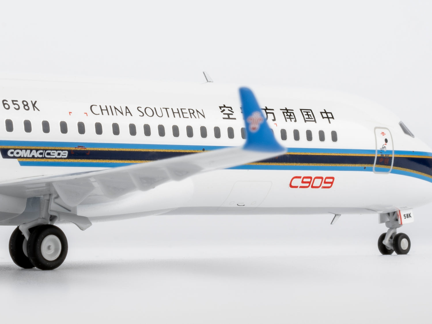 NG Models China Southern Airlines COMAC C909 (ARJ21-700) B-658K 1/200 Aircraft Scale Model