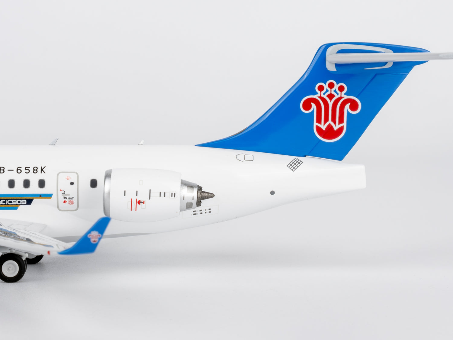 NG Models China Southern Airlines COMAC C909 (ARJ21-700) B-658K 1/200 Aircraft Scale Model