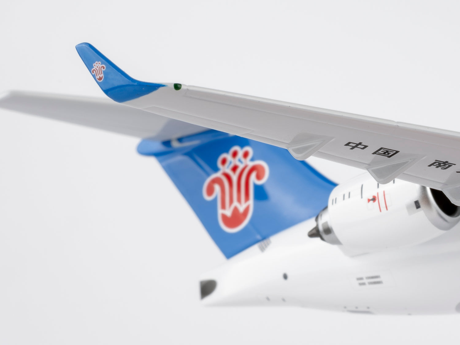 NG Models China Southern Airlines COMAC C909 (ARJ21-700) B-658K 1/200 Aircraft Scale Model
