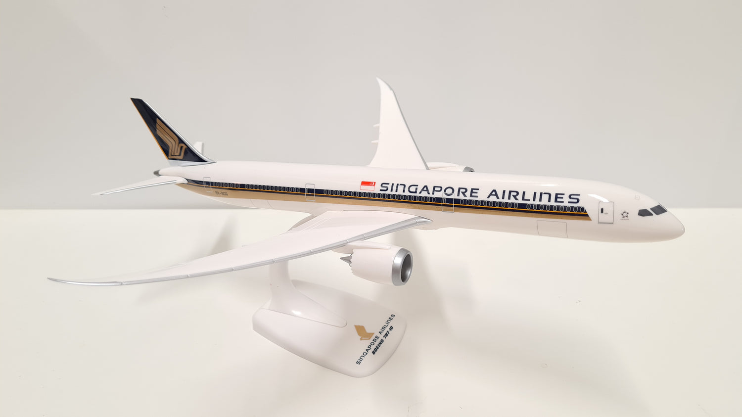 Snap-Fit Singapore Airlines Boeing 787-10 Plastic Model 1/200 Aircraft Scale Model