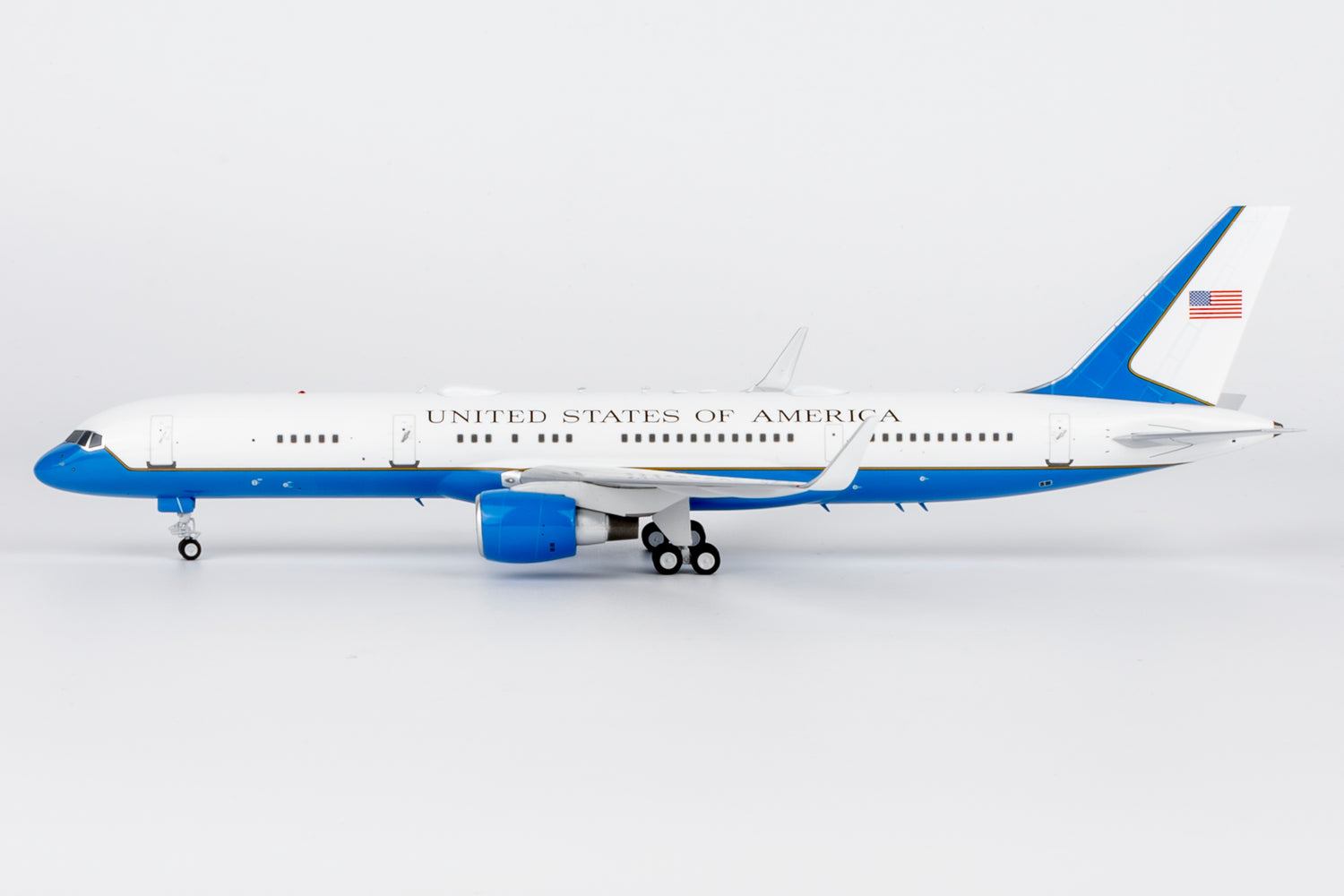 NG Models United States - US Air Force (USAF) equipped with PW2040 engines C-32A (757-200) 98-0001 1/200 Aircraft Scale Model