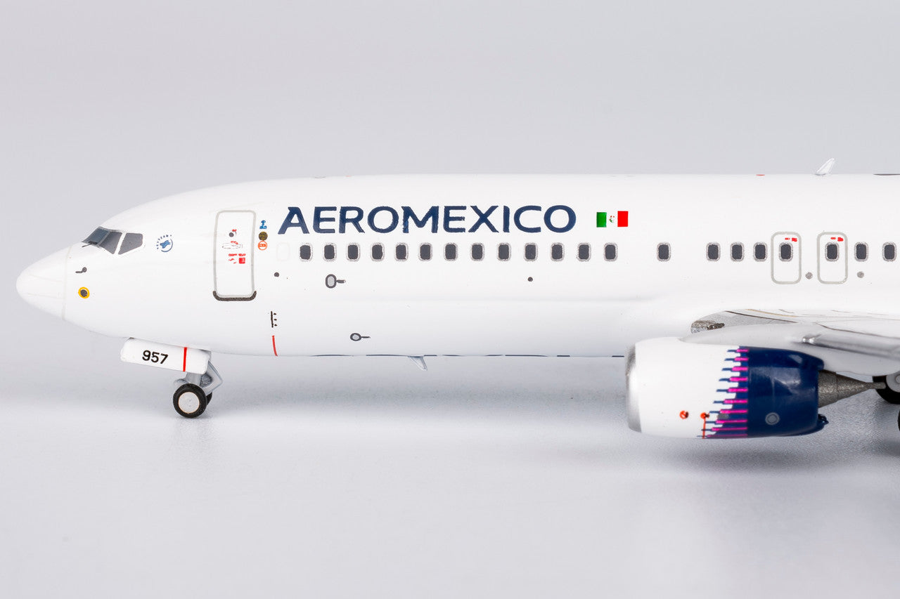 NG Models Aeromexico (New Paint with Scimitar Winglets) Boeing 737-800/w N957AM 1/400 Aircraft Scale Model