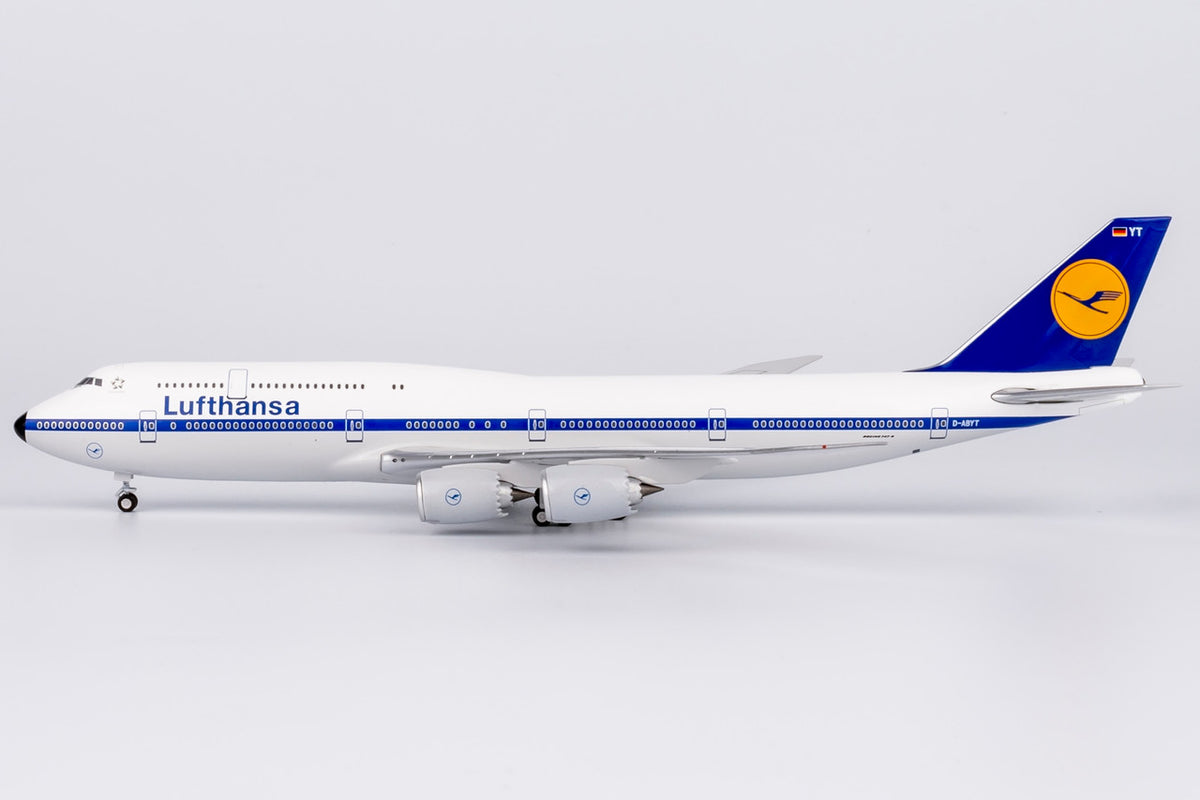 Modellino Aereo NG Model 1:400 Lufthansa Boeing B747-8 D-ABYT In Die-cast Con Trattore Omaggio