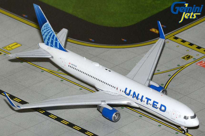 GeminiJets United Airlines Boeing B767-300ER N670UA 1/400 Aircraft Scale Model