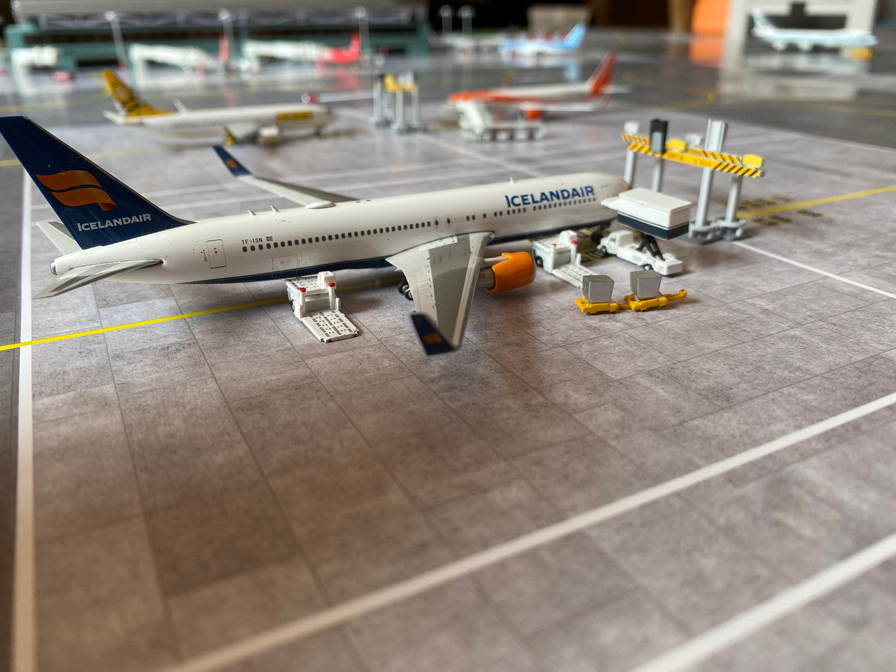 AMS 1/400 Scale Two Sheet Paper Airport Mat
