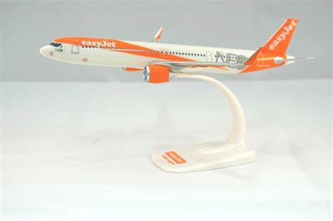 EasyJet Airbus A321Neo Snap-Fit Model Plane 1/200