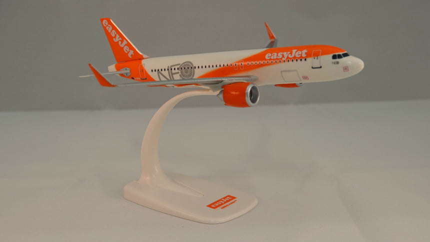 EasyJet Airbus A321Neo Snap-Fit Model Plane 1/200