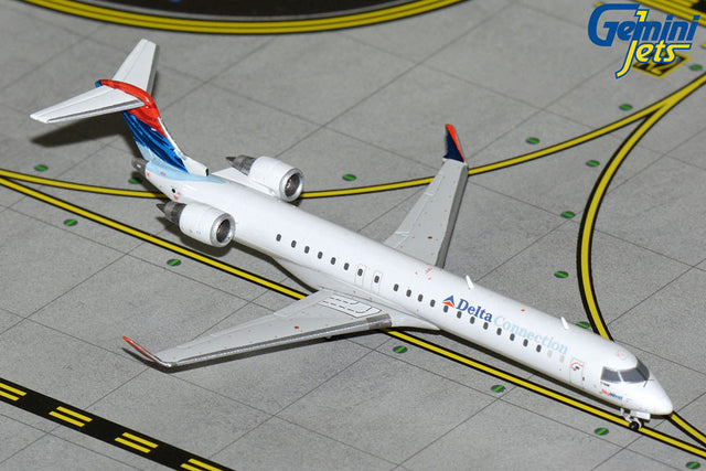 GeminiJets Delta Connection/SKYWEST Bombardier CRJ-900ER Reg: N806SK COLOURS IN MOTION 1/400 Aircraft Scale Model