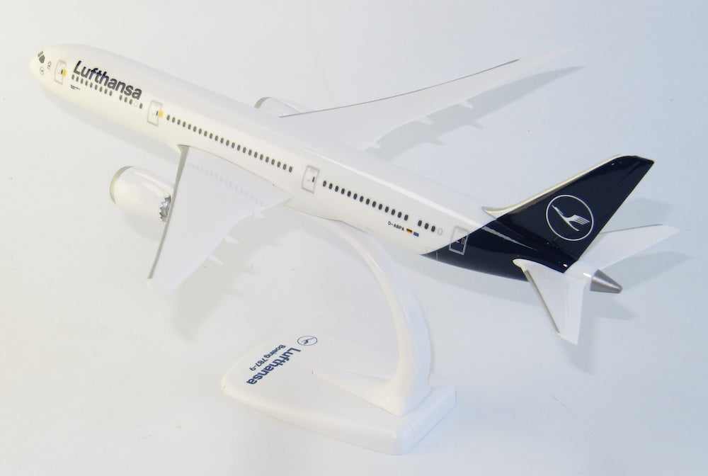Lufthansa Snap-fit Boeing 787-9 1/200 Snap-fit model
