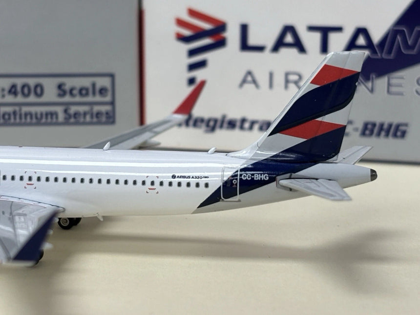 Phoenix Latam Airbus A320Neo CC-BHG 1/400 Aircraft Scale Model
