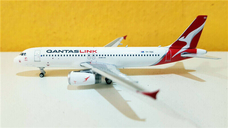 Phoenix QantasLink Airbus A320 1/400 Aircraft Scale Model