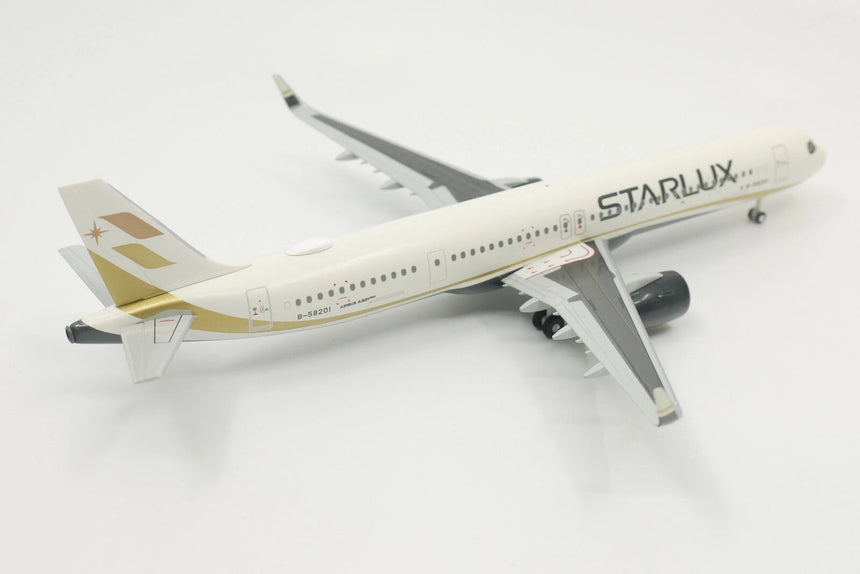 Hogan STARLUX Airlines Airbus A321NEO (with wooden stand and landing gear) 1/200 Aircraft Scale Model