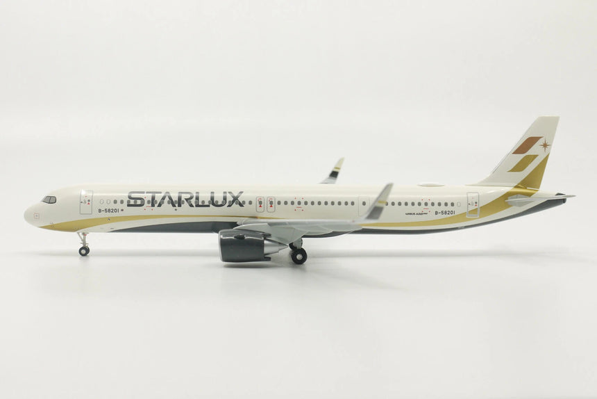 Hogan STARLUX Airlines Airbus A321NEO (with wooden stand and landing gear) 1/200 Aircraft Scale Model