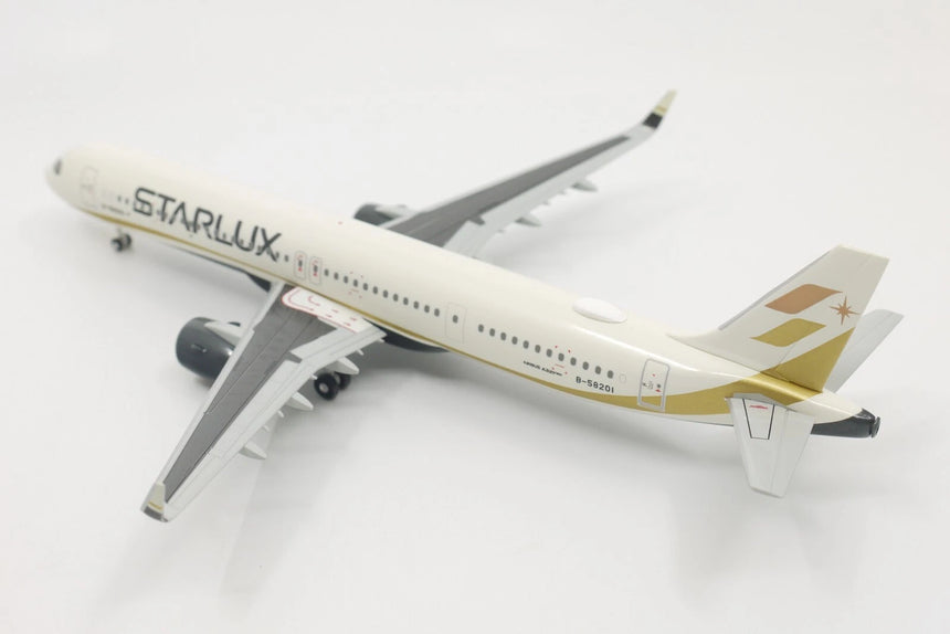 Hogan STARLUX Airlines Airbus A321NEO (with wooden stand and landing gear) 1/200 Aircraft Scale Model