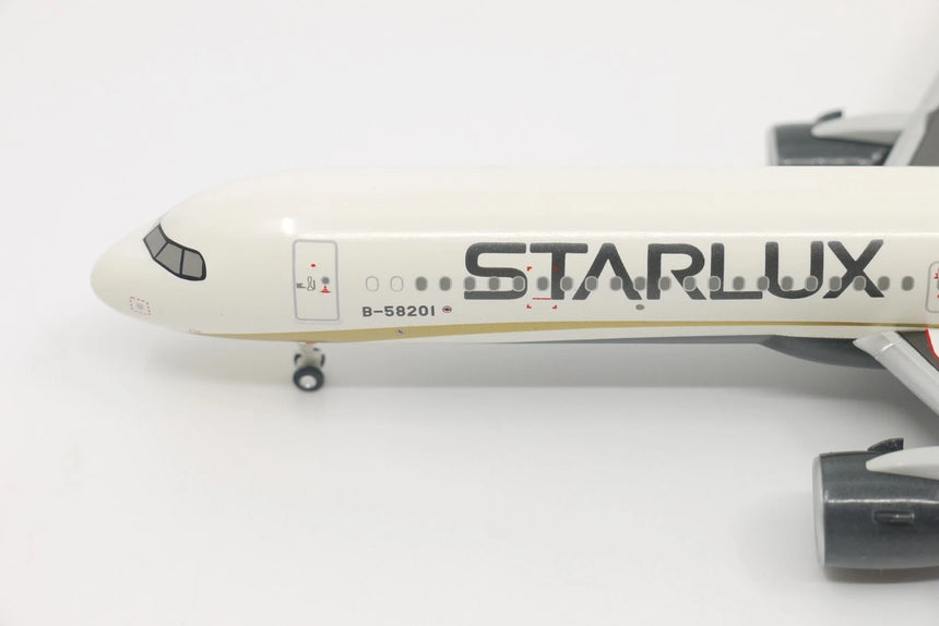 Hogan STARLUX Airlines Airbus A321NEO (with wooden stand and landing gear) 1/200 Aircraft Scale Model