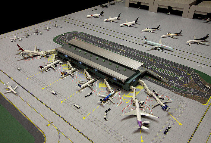 GeminiJets 1/400 scale airport terminal set with model aircraft on display