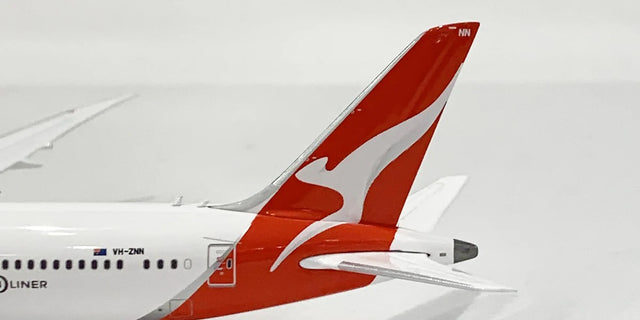 Phoenix Qantas Regular Boeing B787-9 VH-ZNN 1/400 Aircraft Scale Model