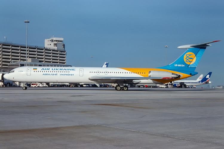 Phoenix Air Ukraine Ilyushin IL-62M UR-86134 1/400 Aircraft Scale Model