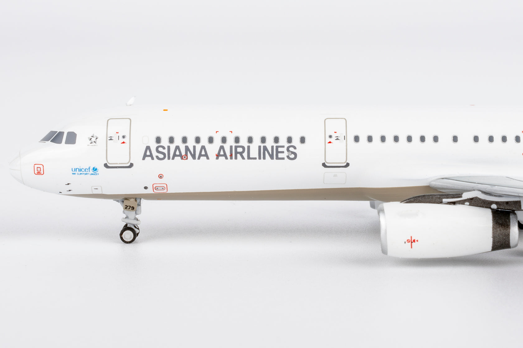 航空機・ヘリコプター Asiana Airlines Airbus A321 1/200 1024px-Asiana_Airlines,_A321-