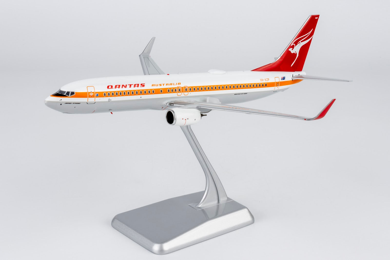NG Models Qantas Airways Boeing 737-800 VH-XZP (retro 