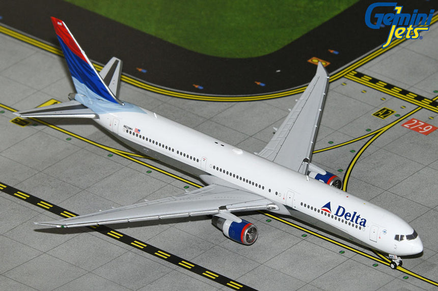 GeminiJets Delta Air Lines B767-400ER N829MH (Colors In Motion/Wavylivery) 1/400 Scale