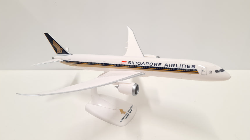 Snap-Fit Singapore Airlines Boeing 787-10 Plastic Model 1/200 Aircraft Scale Model
