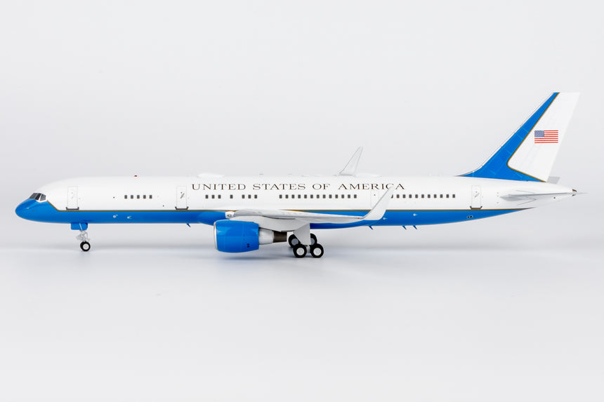 NG Models United States - US Air Force (USAF) equipped with PW2040 engines C-32A (757-200) 98-0001 1/200 Aircraft Scale Model