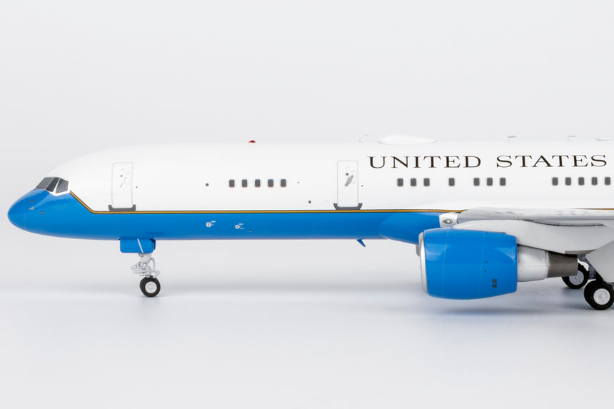 NG Models United States - US Air Force (USAF) equipped with PW2040 engines C-32A (757-200) 98-0001 1/200 Aircraft Scale Model