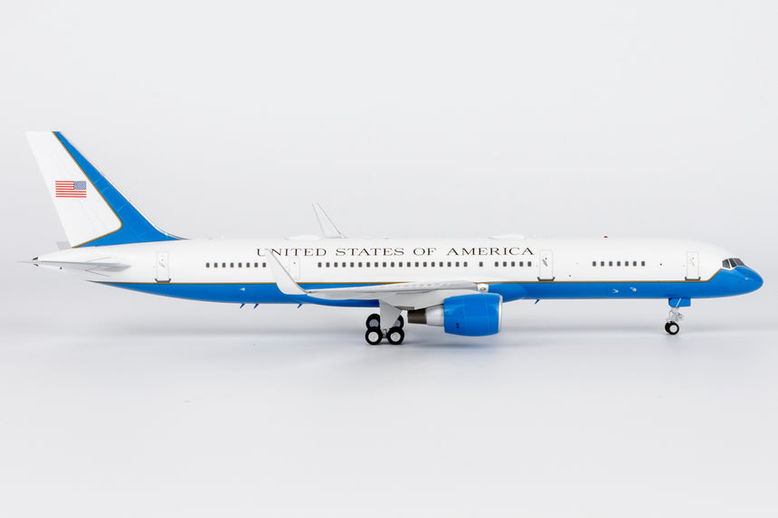 NG Models United States - US Air Force (USAF) equipped with PW2040 engines C-32A (757-200) 98-0001 1/200 Aircraft Scale Model