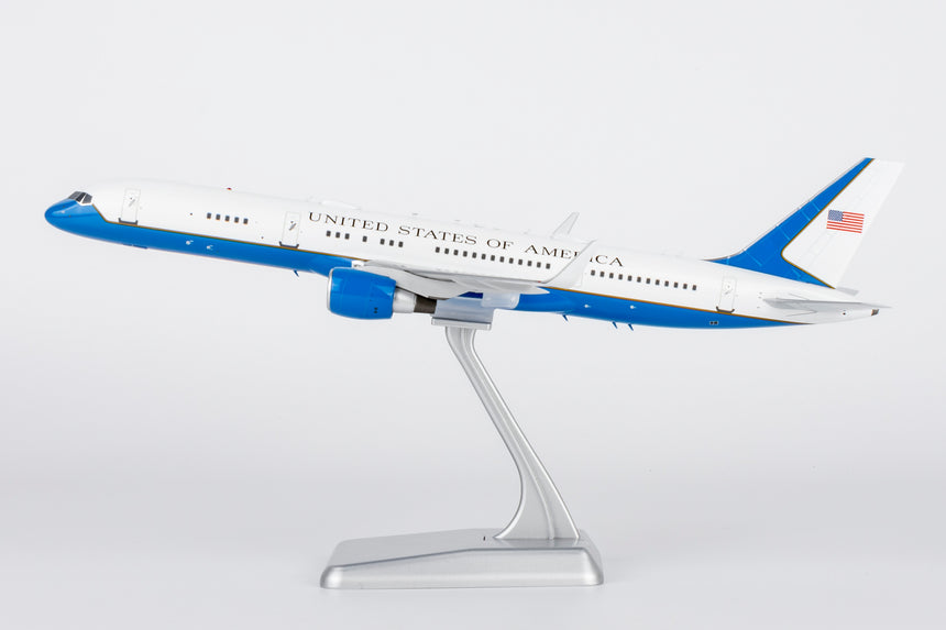 NG Models United States - US Air Force (USAF) equipped with PW2040 engines C-32A (757-200) 98-0001 1/200 Aircraft Scale Model