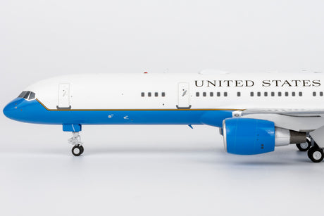 NG Models United States - US Air Force (USAF) equipped with PW2040 engines C-32A (757-200) 19-0018 1/200 Aircraft Scale Model