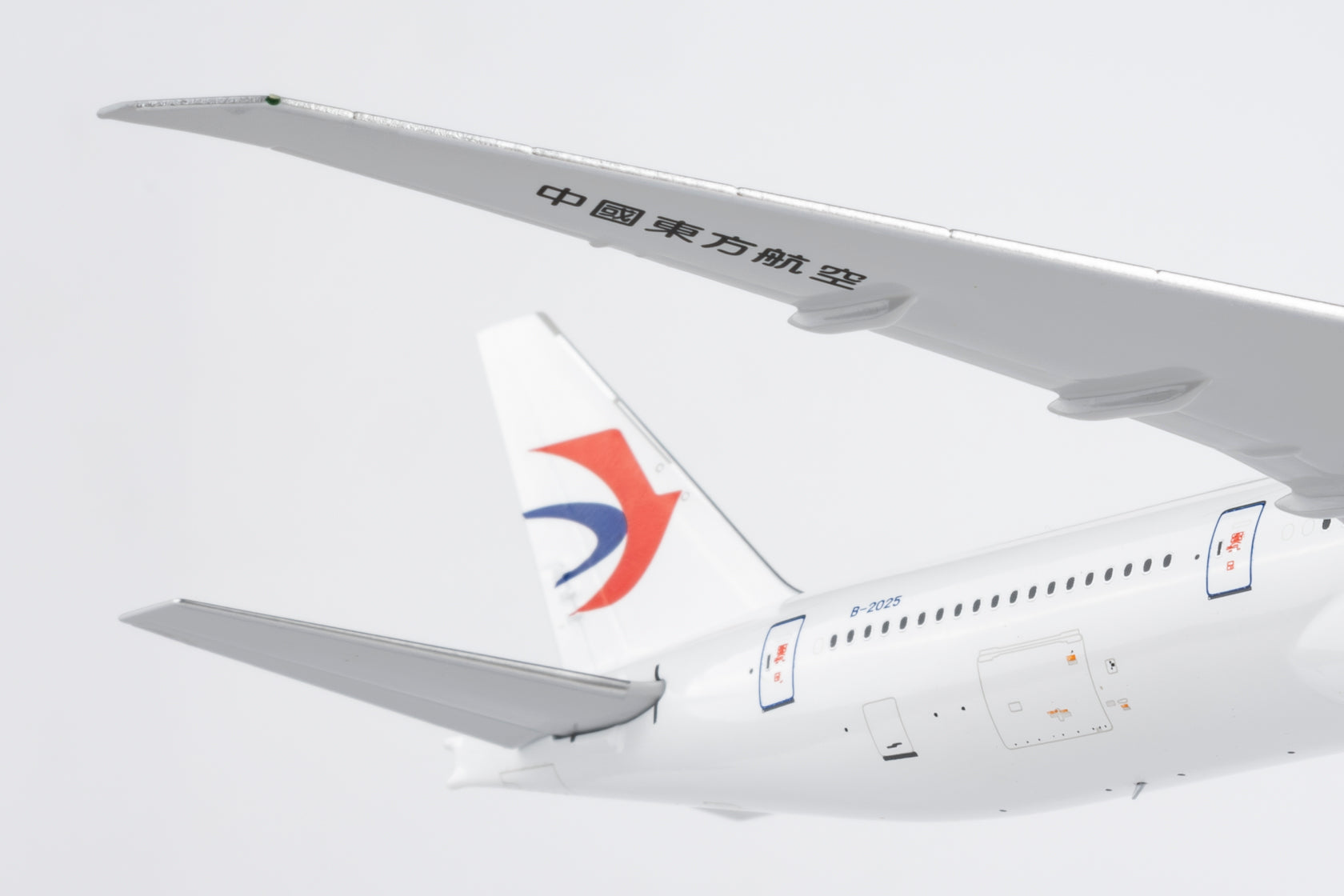 NG Models China Eastern Airlines Boeing 777-300ER B-2025 1/400