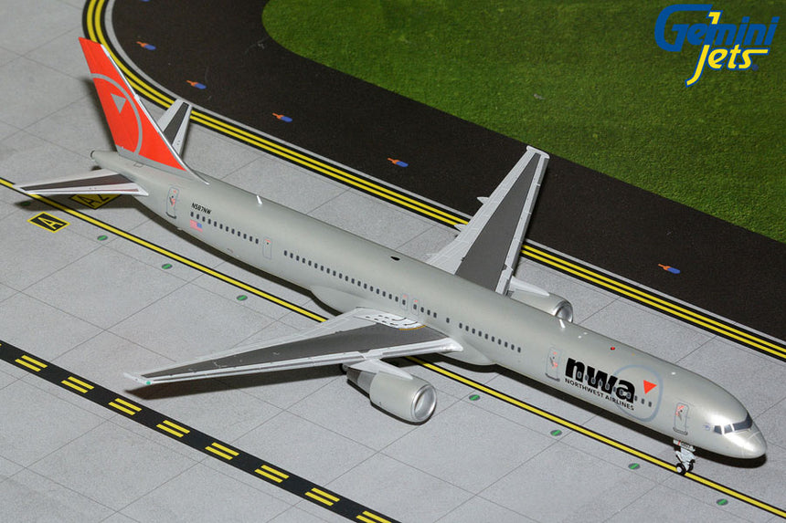 GeminiJets Northwest Airlines Boeing 757-300 N587NW (final livery; upgraded stand) 1/200 Aircraft Scale Model
