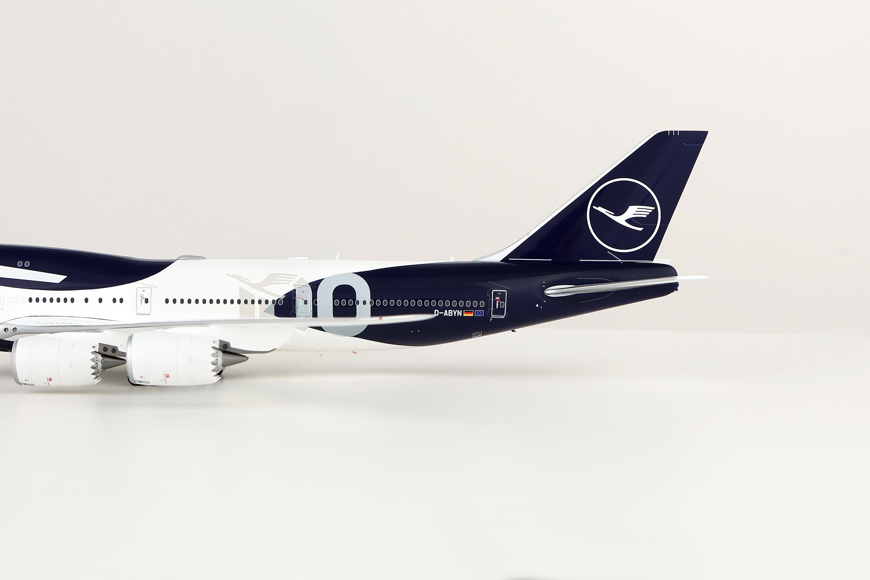 SQ Wings Lufthansa Boeing B747-8 D-ABYN 1/200 Aircraft Scale Model