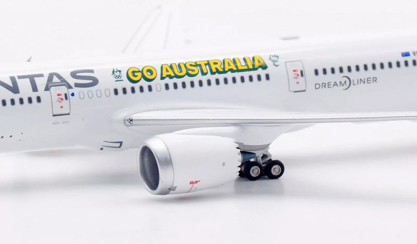 Aviation400 Qantas Boeing 787-9 Dreamliner "Go Australia" VH-ZNH (with detachable gear) 1/400 Aircraft Scale Model