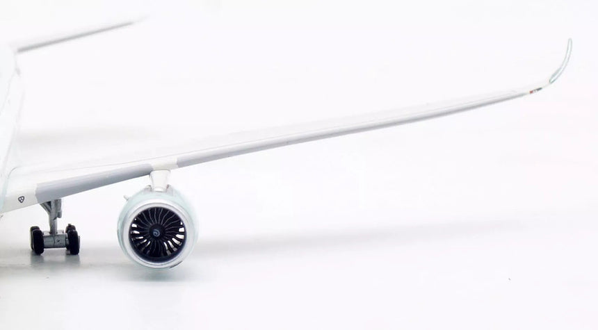 Aviation400 Cathay Pacific Airbus A350-941 B-LRS (with detachable gear) 1/400 Scale